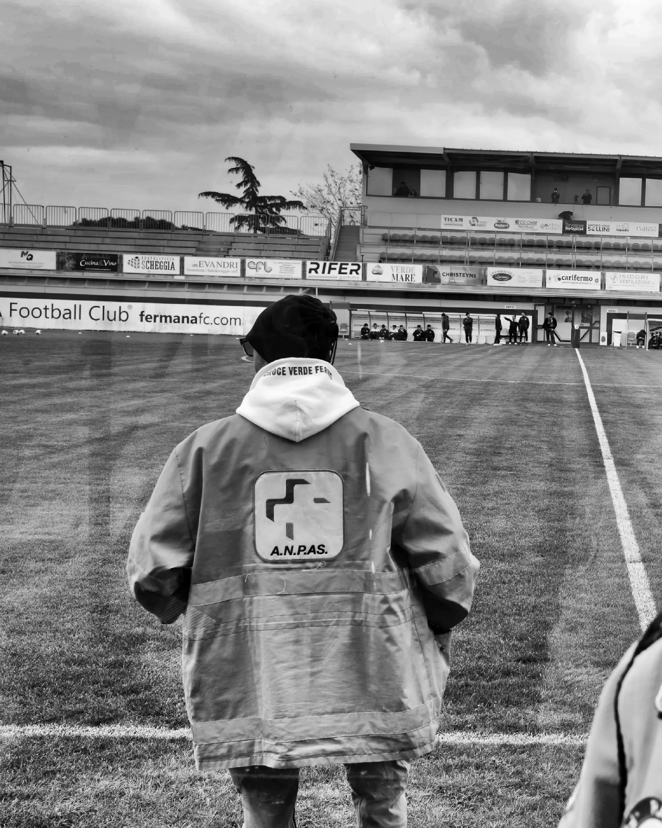 Volunteer seen from behind in Croce Verde uniform during a match