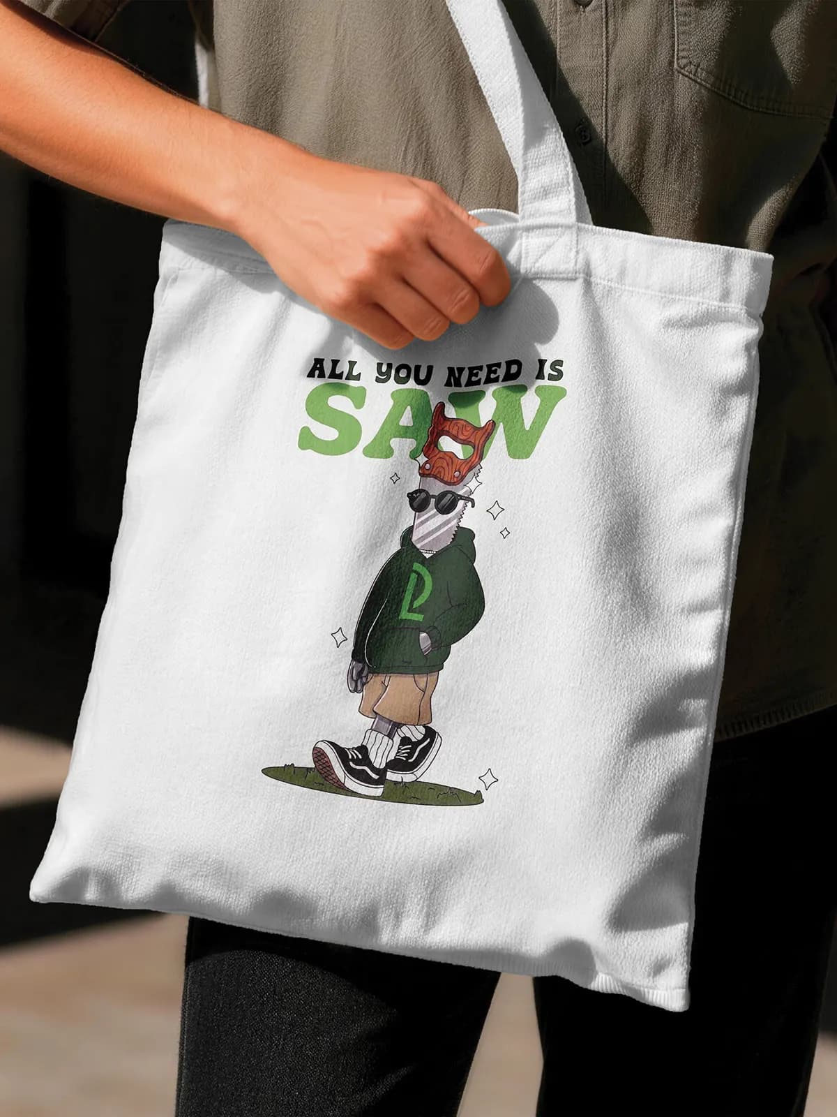 Borsa di tela bianca con personaggio illustrato e la scritta All you need is saw