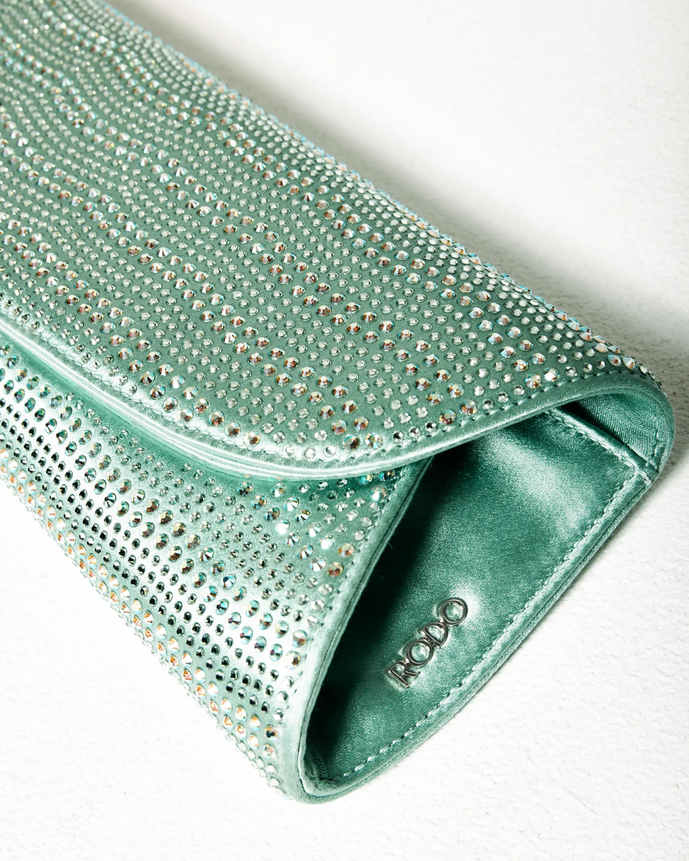 Pochette verde acqua in raso ricoperta di cristalli, aperta