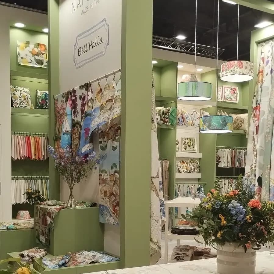Espositori dello stand con tessuti stampati e mensole di prodotti