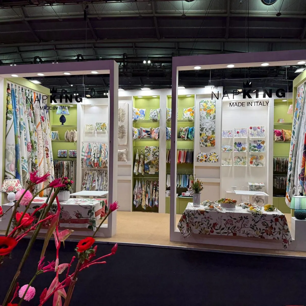 Veduta d’insieme dello stand in fiera con l’insegna Napking Made in Italy