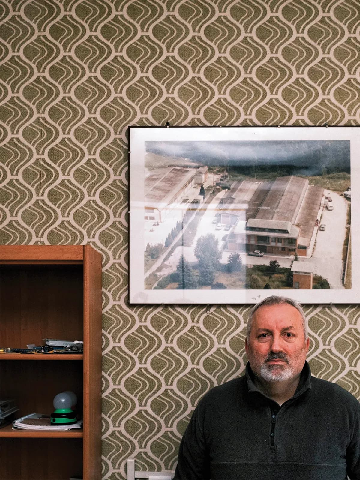Ritratto in ufficio davanti a una fotografia aerea dello stabilimento