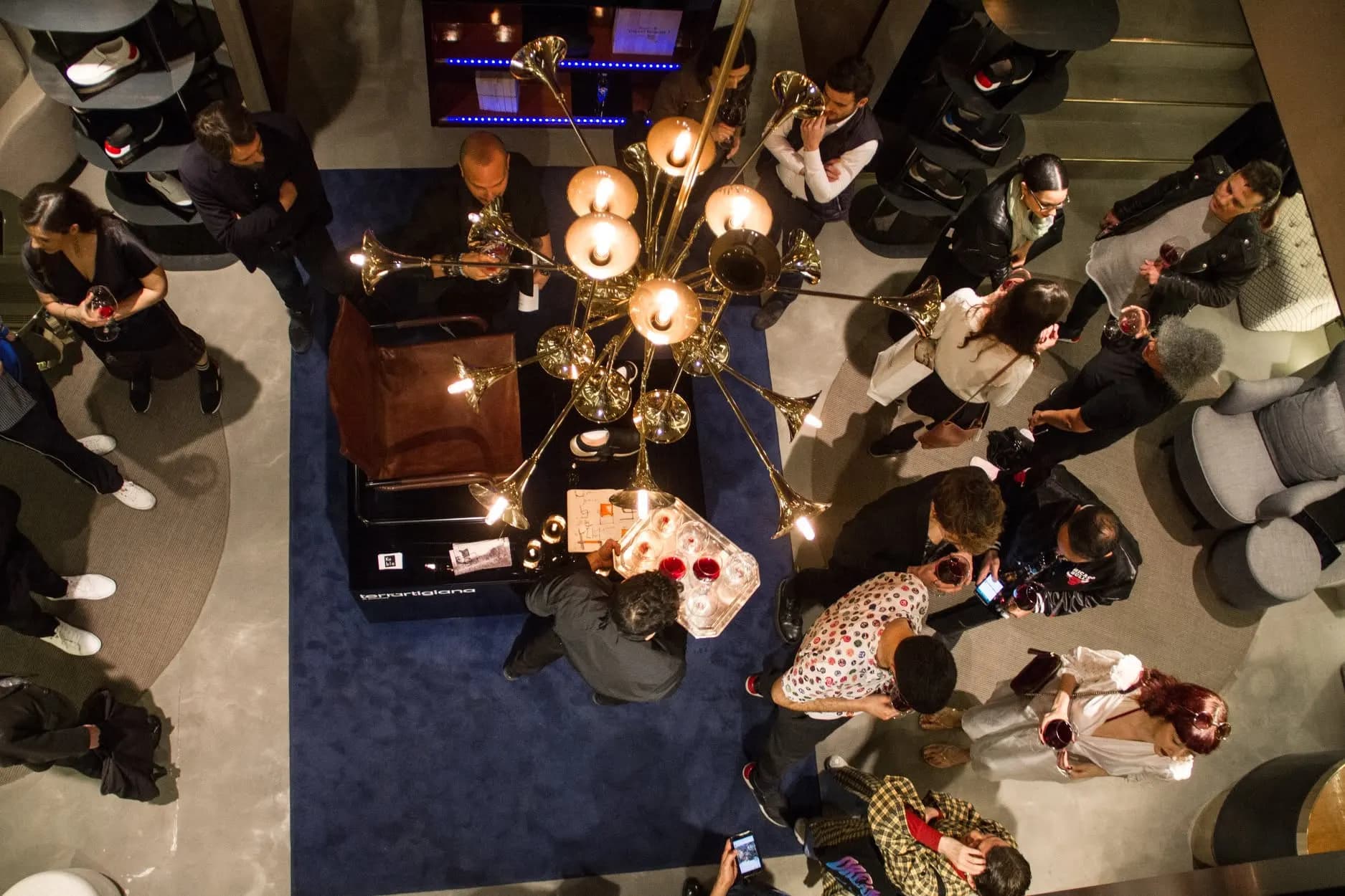 Veduta dall’alto dell’evento nel flagship store, ospiti attorno agli arredi
